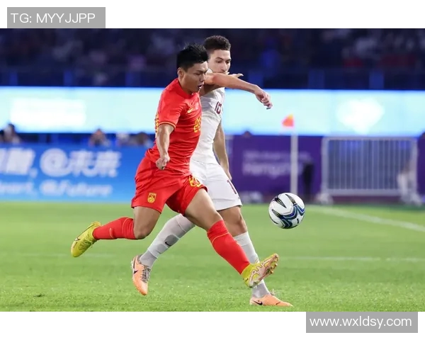 足球明星挑战极限蒙眼颠球展现惊人技巧与默契配合 足球明星挑战极限蒙眼颠球展现惊人技巧与默契配合