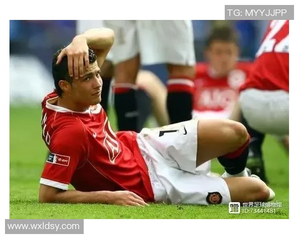 白衣少年足球明星的崛起与梦想追逐之路探秘 白衣少年足球明星的崛起与梦想追逐之路探秘