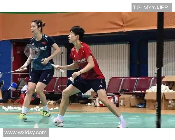 成都与上海羽毛球队赛后复盘团队协作的成功与不足分析