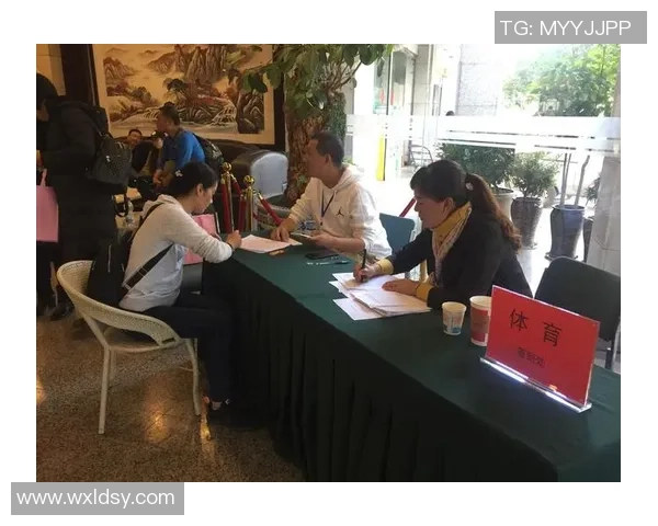 杨颖与足球明星亲密合影展现运动魅力与时尚风采的完美结合